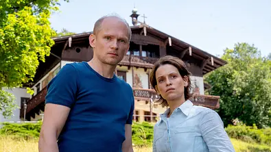 Das Ermittler-Duo Kawig-Schuster (Bernhard Conrad und Kristin Suckow). - Foto: MDR/ARD Degeto/Oliver Feist Das Ermittler-Duo Kawig-Schuster (Bernhard Conrad und Kristin Suckow). - Foto: MDR/ARD Degeto/Oliver Feist
