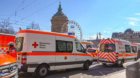 krankenwagen in Mannheim in der Nähe des Anschlag-Ortes - Foto: IMAGO / Einsatz-Report24