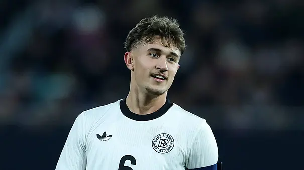 Tom Bischof im Trikot der deutschen U21-Nationalmannschaft - Foto:  IMAGO / Revierfoto