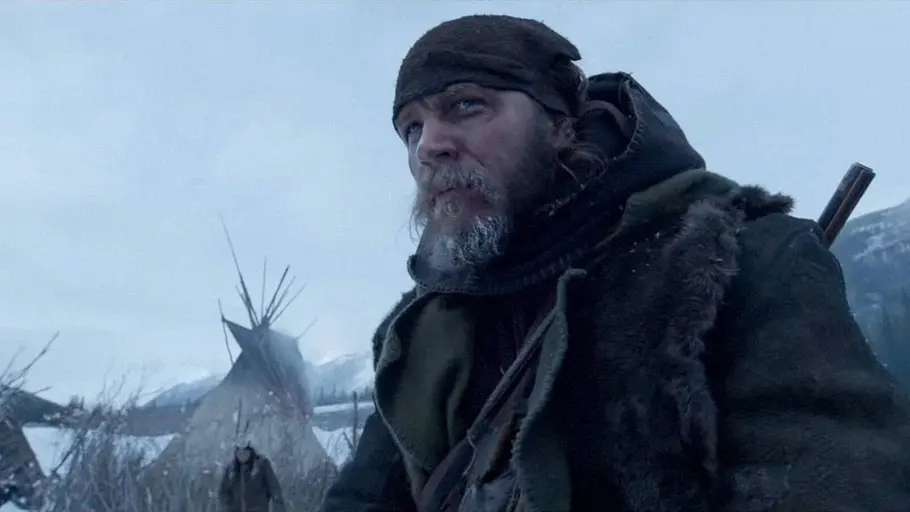 Tom Hardy als John Fitzgerald in „The Revenant“ Tom Hardy steht als John Fitzgerald in Alejandro G. Iñárritus „The Revenant“ vor einer Schneelandschaft und schaut an der Kamera vorbei.