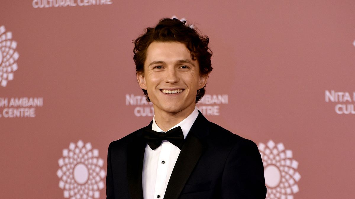 Tom Holland Tom Holland lächelt in die Kamera