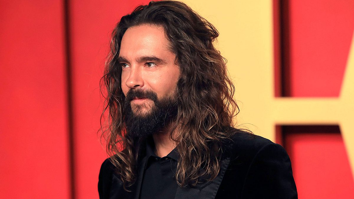 Tom Kaulitz schaut in die Ferne