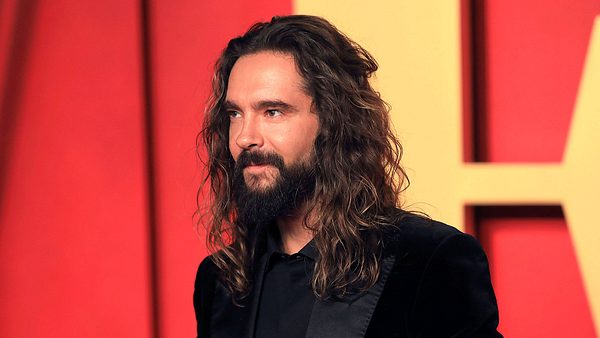 Tom Kaulitz schaut in die Ferne - Foto: IMAGO / Future Image
