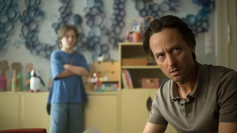 Tom Schilling als Björn Diemel Tom Schilling schaut als Björn Diemel in Achtsam Morden skeptisch in die Kamera.