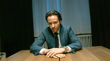 Tom Schilling als Anwalt Björn Diemel in „Achtsam Morden“ - Foto: Netflix