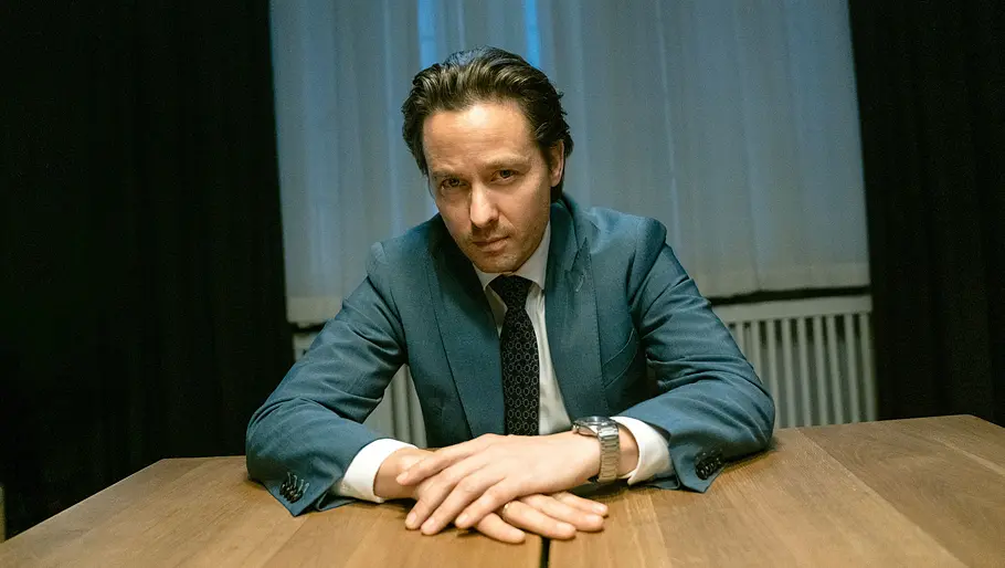 Tom Schilling schlüpft erneut in die Rolle des Anwalts Björn Diemel. Tom Schilling als Anwalt Björn Diemel in „Achtsam Morden“