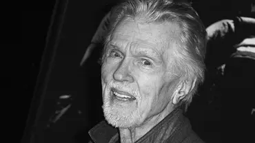 Tom Skerritt lächelt mit weißem Kinnbart und zurückgekämmtem Haar in die Kamera. Die Nahaufnahme ist in Schwarz-Weiß. - Foto: Imago/Avalon.red Tom Skerritt lächelt mit weißem Kinnbart und zurückgekämmtem Haar in die Kamera. Die Nahaufnahme ist in Schwarz-Weiß. - Foto: Imago/Avalon.red