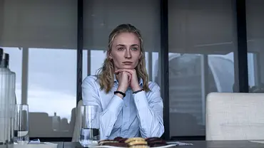 Sophie Turner schaut ernst und enttäuscht - Foto: IMAGO / Landmark Media