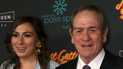 Victoria Jones posiert mit ihrem Vater Tommy Lee Jones breit lächelnd vor einer Fotowand. - Foto: IMAGO / Newscom World Victoria Jones posiert mit ihrem Vater Tommy Lee Jones breit lächelnd vor einer Fotowand. - Foto: IMAGO / Newscom World