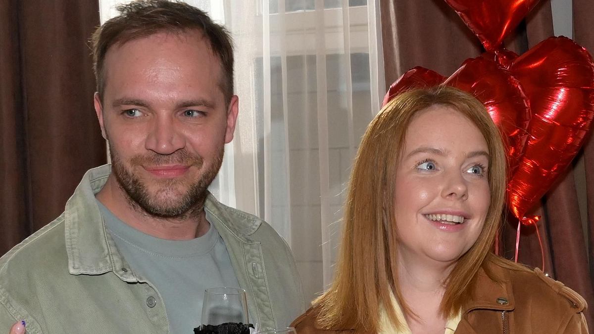 Toni und Erik schauen glücklich zur Seite.