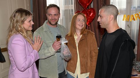 Toni und Erik schauen glücklich zur Seite. - Foto: RTL / Rolf Baumgartner