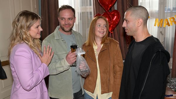 Toni und Erik schauen glücklich zur Seite. - Foto: RTL / Rolf Baumgartner