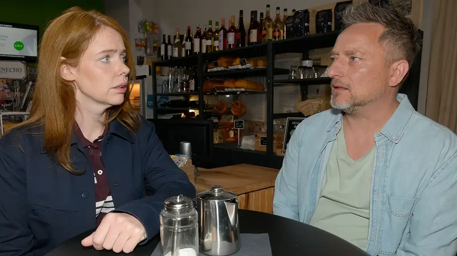 Toni und Michi rätseln. Toni schaut Michi skeptisch an.