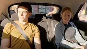 Luis und Toni sitzen in einem Taxi. - Foto: RTL Luis und Toni sitzen in einem Taxi. - Foto: RTL