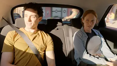 Luis und Toni sitzen in einem Taxi. - Foto: RTL Luis und Toni sitzen in einem Taxi. - Foto: RTL