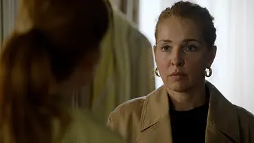 Maria Wedig in einer GZSZ-Szene als Nina, die Toni gegenübersteht. - Foto: RTL Maria Wedig in einer GZSZ-Szene als Nina, die Toni gegenübersteht. - Foto: RTL