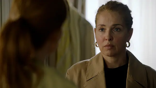 Maria Wedig in einer GZSZ-Szene als Nina, die Toni gegenübersteht. - Foto: RTL Maria Wedig in einer GZSZ-Szene als Nina, die Toni gegenübersteht. - Foto: RTL