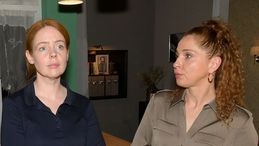 Wie geht es für Toni und Nina weiter? Toni schaut gedankenverloren, Nina blickt sie von der Seite an.
