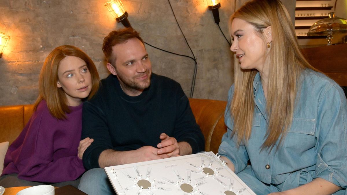 Toni und Erik glücklich im Gespräch mit Jessica.