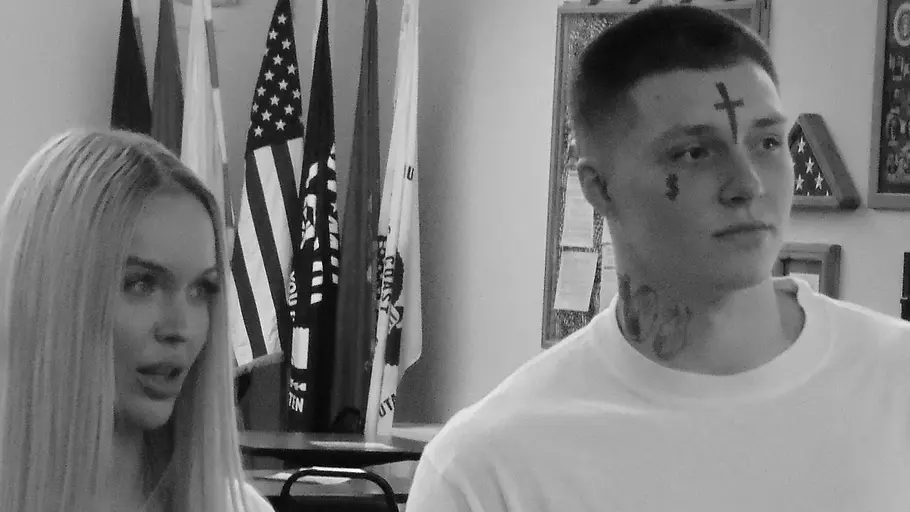 Laura Sophie Gehrke und Joshua Stewart zusammen Laura Sophie Gehrke und Joshua Stewart (Kreuz auf die Stirn tätowiert) halten sich bei ihrer Hochzeit im Gefängnis an den Händen. Die Aufnahme ist schwarz-weiß.