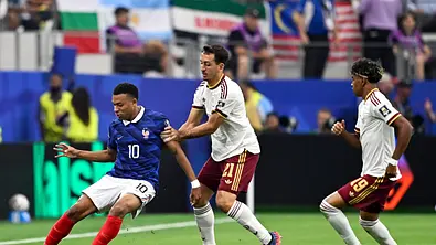 Kylian Mbappe und Mikel Oyarzabal im Zweimkampf. - Foto: IMAGO / BSR Agency Kylian Mbappe und Mikel Oyarzabal im Zweimkampf. - Foto: IMAGO / BSR Agency