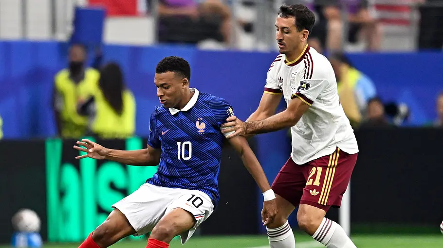 Haben beide noch Chancen: Kylian Mbappe und Mikel Oyarzabal. Kylian Mbappe und Mikel Oyarzabal im Zweimkampf.