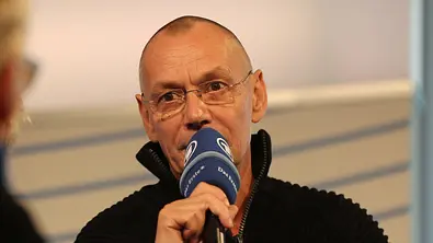 Schauspieler Torsten Michaelis (†64) mit Brille und Mikrofon bei einem öffentlichen Auftritt. - Foto:  IMAGO / Hartenfelser