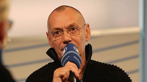 Schauspieler Torsten Michaelis (†64) mit Brille und Mikrofon bei einem öffentlichen Auftritt. - Foto:  IMAGO / Hartenfelser