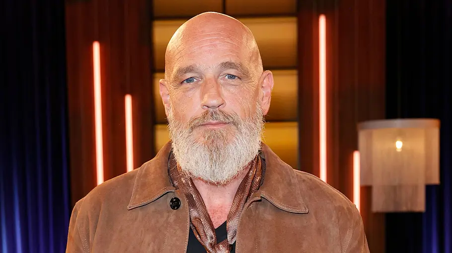 Torsten Sträter Torsten Sträter in einem Studio, blickt schmunzelnd in die Kamera