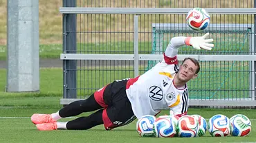 Torwart Manuel Neuer (Deutschland Germany) im Training mit Torwarttrainer Andreas Kronenberg - Foto: IMAGO / Schüler Torwart Manuel Neuer (Deutschland Germany) im Training mit Torwarttrainer Andreas Kronenberg - Foto: IMAGO / Schüler