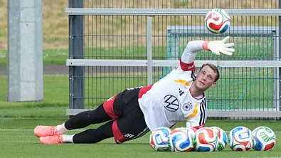 Torwart Manuel Neuer (Deutschland Germany) im Training mit Torwarttrainer Andreas Kronenberg  - Foto: IMAGO / Schüler