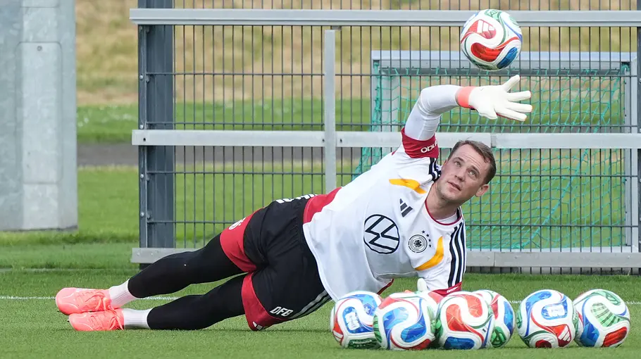 Torwart Manuel Neuer (Deutschland Germany) im Training mit Torwarttrainer Andreas Kronenberg Torwart Manuel Neuer (Deutschland Germany) im Training mit Torwarttrainer Andreas Kronenberg
