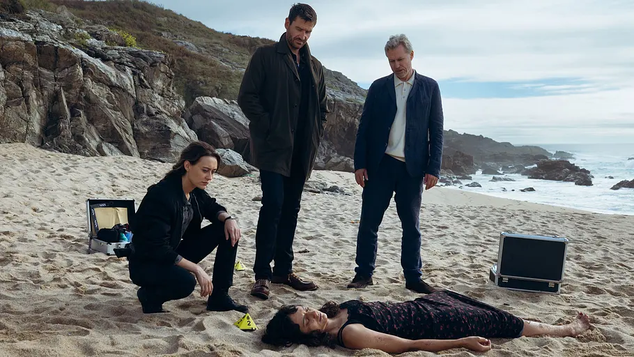 Die Tote vom Bodensee Mercédes Navarro (Mercedes Müller, li.), David Acosta (Michael Epp) und Adrían Martinéz (Dirk Borchardt, re.) schauen sich die tote Sofía Serrano (Sylvana Seddig, unten) genauer an.