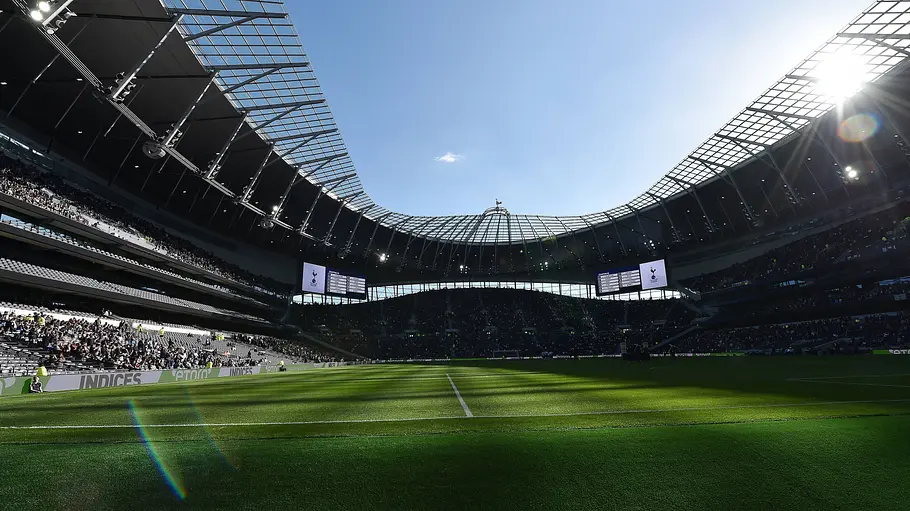Tottenham Hotspur Stadion Ein Bild im Innenraum des Tottenham Hotspur Stadiums mit Rasen und Zuschauertribünen