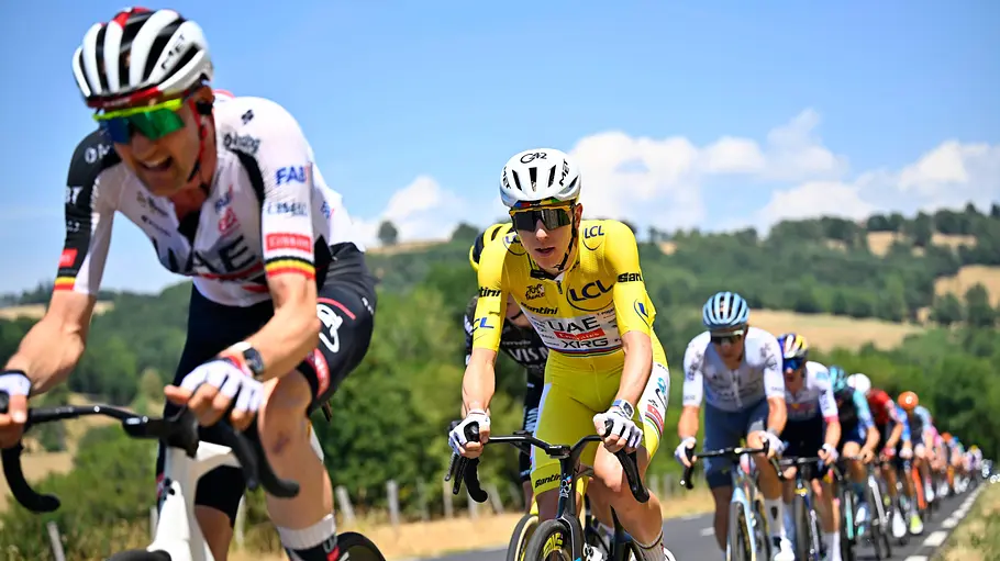Peloton inkl. Tadej Pogacar Das Peloton und in der Mitte mit Gelbem Trikot: Tadej Pogacar