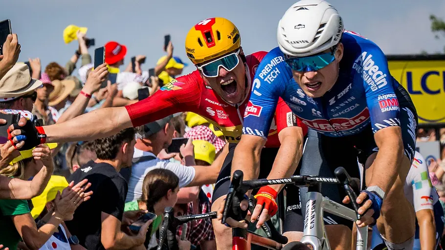 Tour de France Live Die Zieleinfahrt der 11. Etappe der Tour de France mit zwei Fahrern und jubelnden Fans!