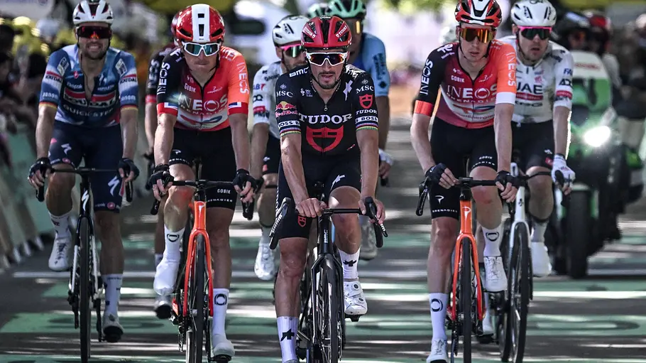 Einen Massensprint wird es auf der 9. Etappe nicht geben. Die Fahrer auf der Strecke der Tour de France.