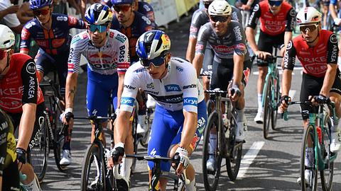 Floran Lipowitz im weißen Trikot bei der Tour de France - Foto:  IMAGO / Sirotti