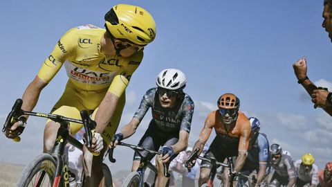 Radfahrer der Tour de France 2025 während der ersten Etappe in Lille, Frankreich. - Foto: Marco Bertorello/​AFP/​Getty Images