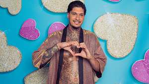 Bild zeigt Yasin, der ein Herz zeigt und lächelt - Foto: RTL 2