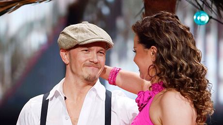 „Let’s Dance“-Finalist schaut Christina Hänni an. Nun kommt raus: Sie ist im Krankenhaus - Foto: IMAGO / Future Image
