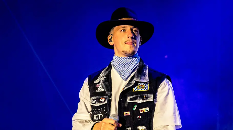 Tream spricht offen über die Trennung seiner Eltern Schlager-Rapper Tream schaut in die Ferne
