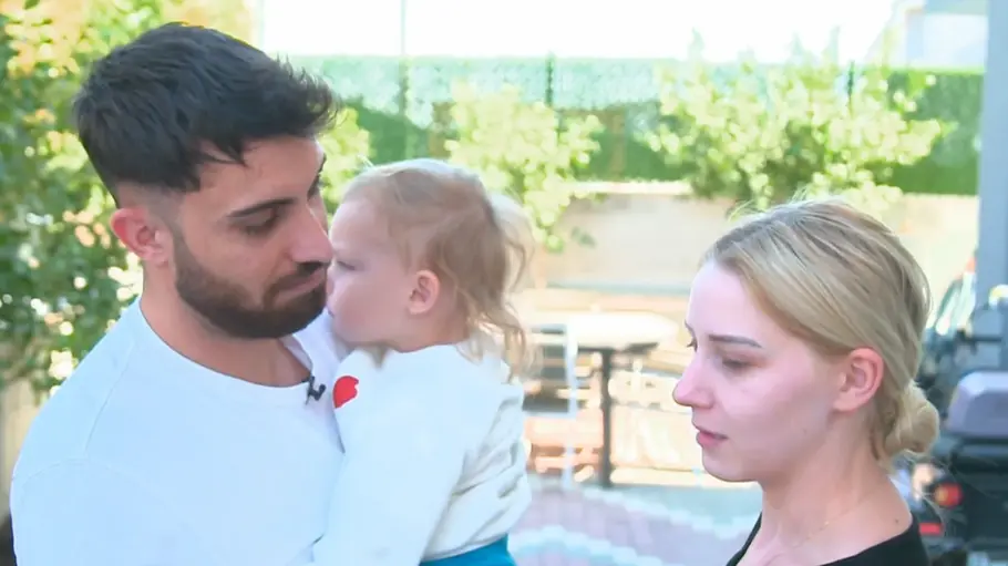 Servet hat den kleinen Aurelio auf dem Arm und schaut besorgt zu Loredana Wollny hinüber. 