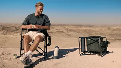 Bachelor Sebastian Paul schaut auf den leeren, umgefallenen Stuhl neben sich.  - Foto: RTL