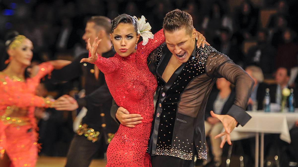 Christina Hänni und Evgeny Vinokurov zusammen beim Tanzen bei einem Wettkampf.