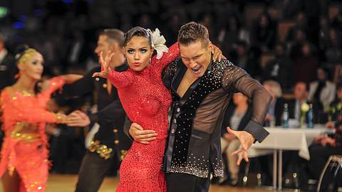 Christina Hänni und Evgeny Vinokurov zusammen beim Tanzen bei einem Wettkampf. - Foto:  IMAGO / Beautiful Sports