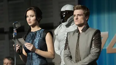 Katniss Everdeen (Jennifer Lawrence) und Peeta Mellark (Josh Hutcherson) in „Catching Fire“. - Foto: IMAGO / Cinema Publishers Collection