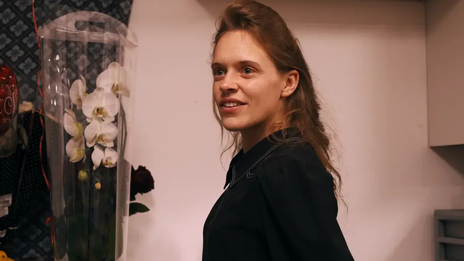 Naomi bei Der falsche Prophet Naomi, einer Opfer des falschen Propheten, stellt sich in der Netflix-Doku und redet über ihre Erlebnisse