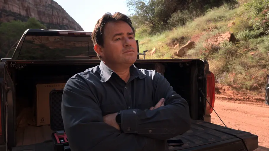 Samuel Bateman Porträt von Samuel Bateman auf seinem Truck in der falsche Prophet bei Netflix