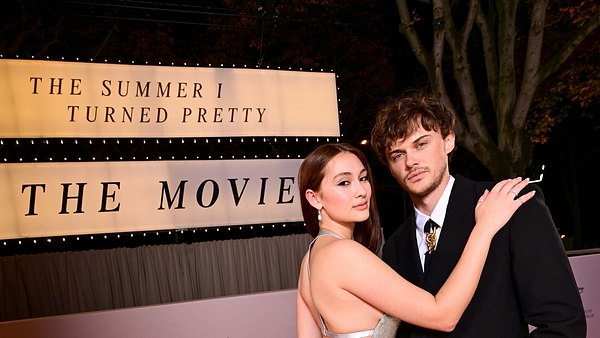 Lola Tung und Christopher Briney bei der Premiere bei der Premiere des Serienfinales in Paris. - Foto: AnthonyGhnassia